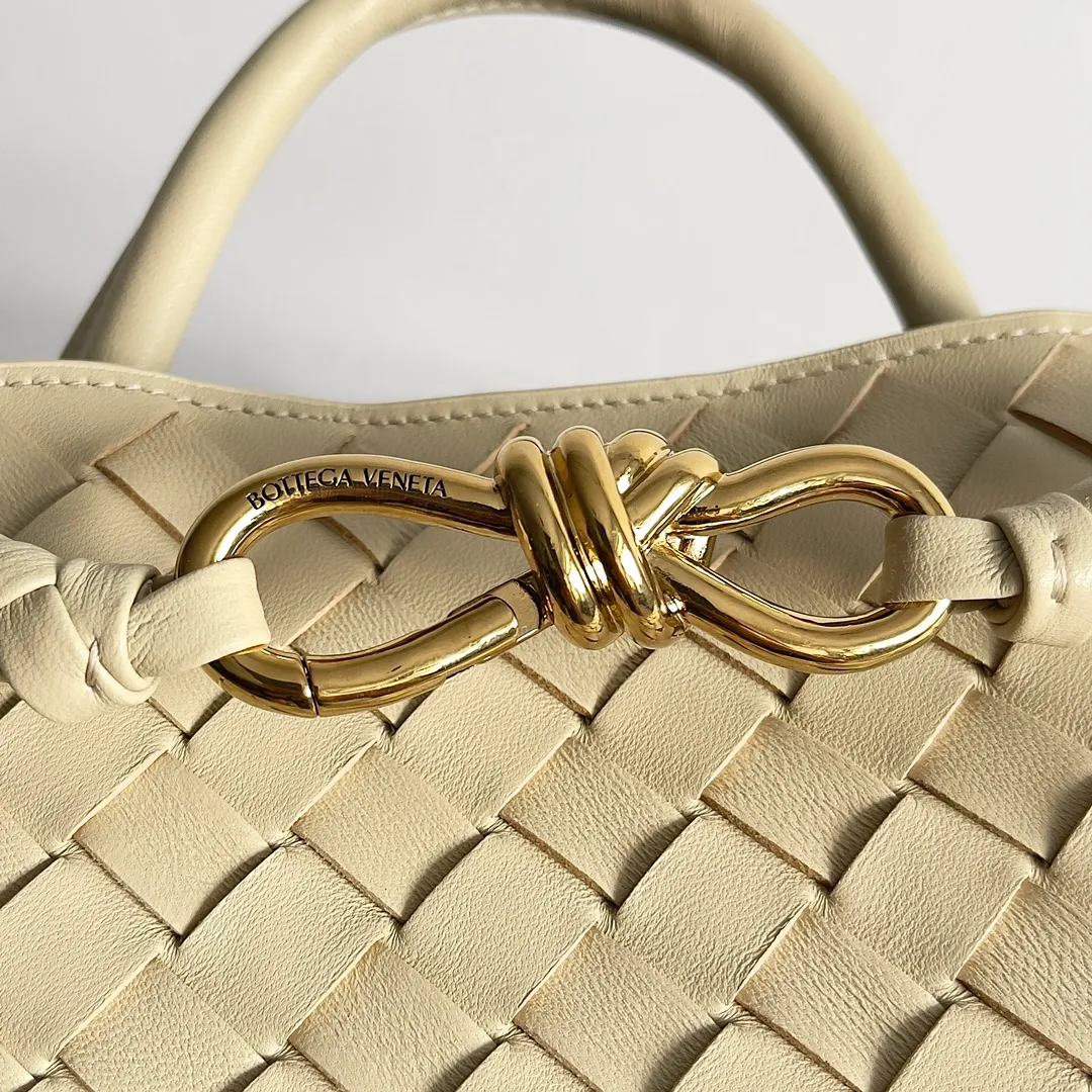 The 2023 new Andiamo batch of 2260 BV has been shipped‼ ️Really popular🔥The new Andiamo woven handbag launched by Bottega Veneta this season is really popular all over the world! ! Celebrities at home and abroad have worn it, and Oscar-winning actress Michelle Yeoh has taken it out on the street. Song Jia, Trai Yara, Yu Feihong, Sanji Ayaka, Rosie Hunting-Whiteley, Yoshioka Riho, etc. have all picked up this bag. It is classic and versatile, showing off its temperament, and the bag capacity is also large, which is very convenient for daily commuting! ! A variety of carrying methods, the shoulder straps can be adjusted by yourself, the original lambskin feels soft and delicate, and the unisex style breaks the gender boundaries and brings a more practical and long-lasting use experience. Andiamo, which has both elegant and casual styles, perfectly interprets the true appearance of "fashionable old money style". Style number: 743572 Size: 32*24*12